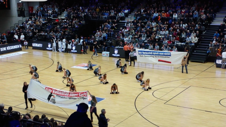 Transparente gegen Vattenfall auf Spielfeld des Basketball-Teams HH Towers; "Mit Vattenfall spielt man nicht - kein Sponsoring durch Klimakiller"