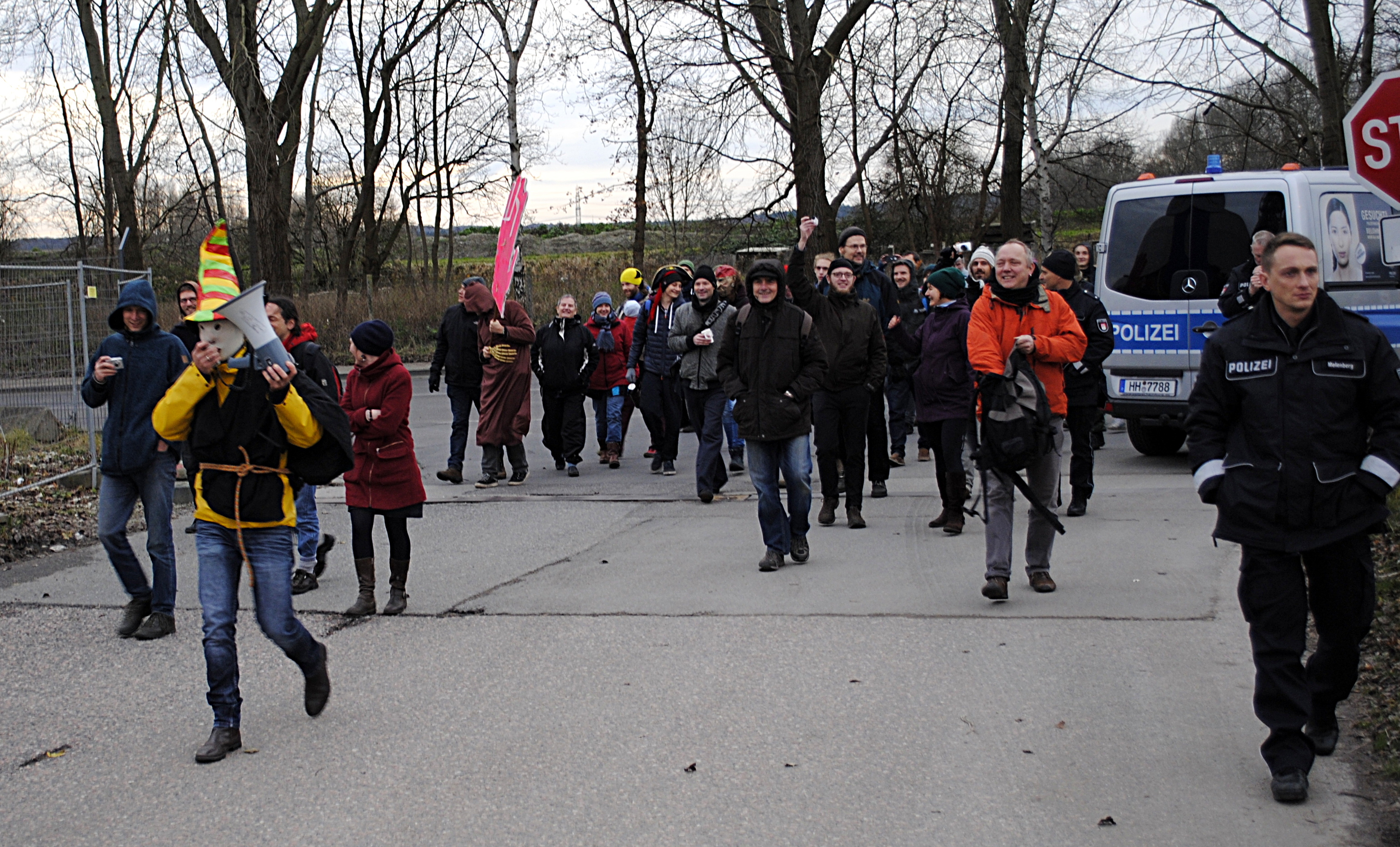 Aktivisten auf dem Weg zum Eingangstor