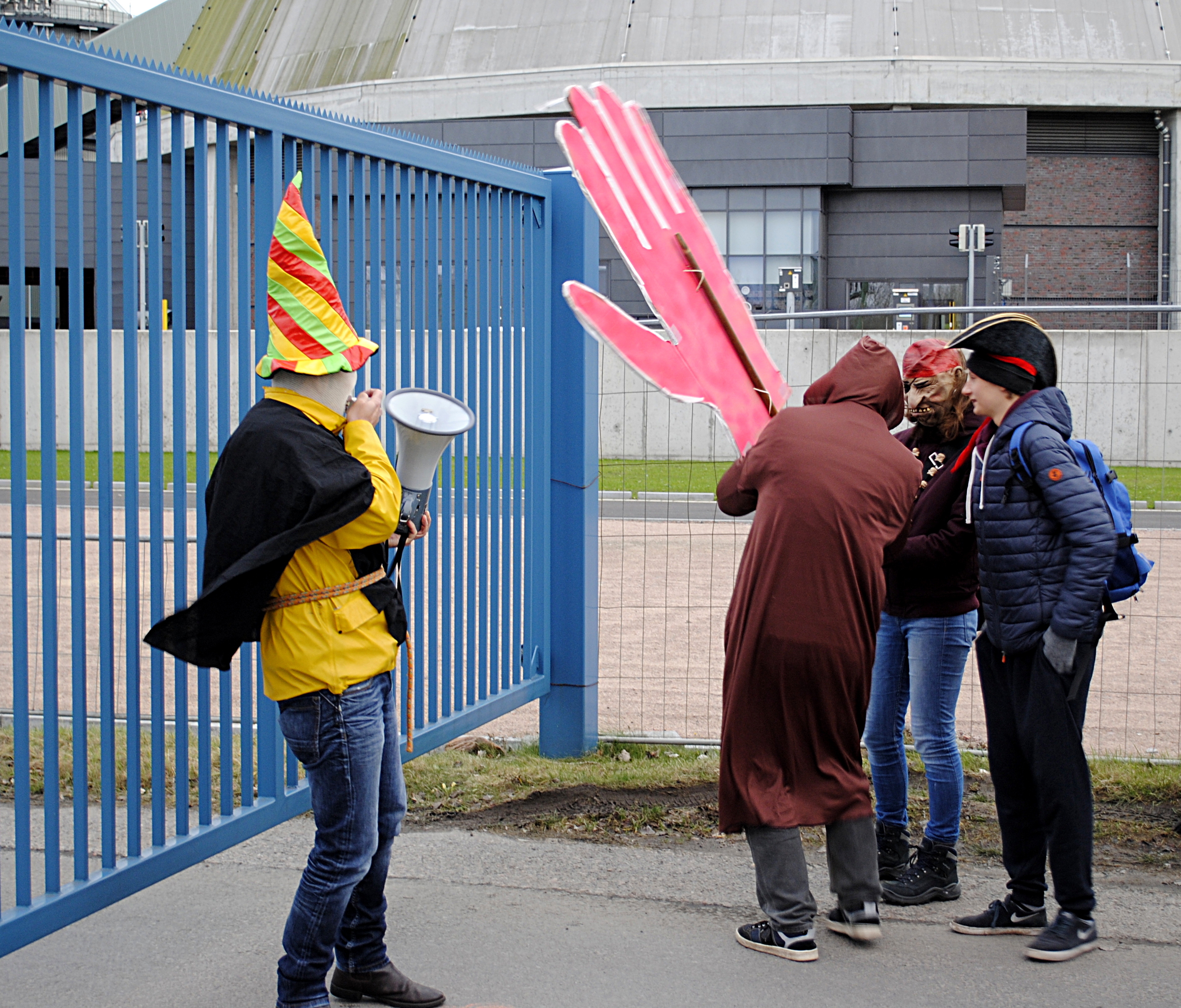 Als Zeichen für die Feindschaft zu Vattenfall wurde ein riesiger Fehdehandschuh über den Zaun geworfen