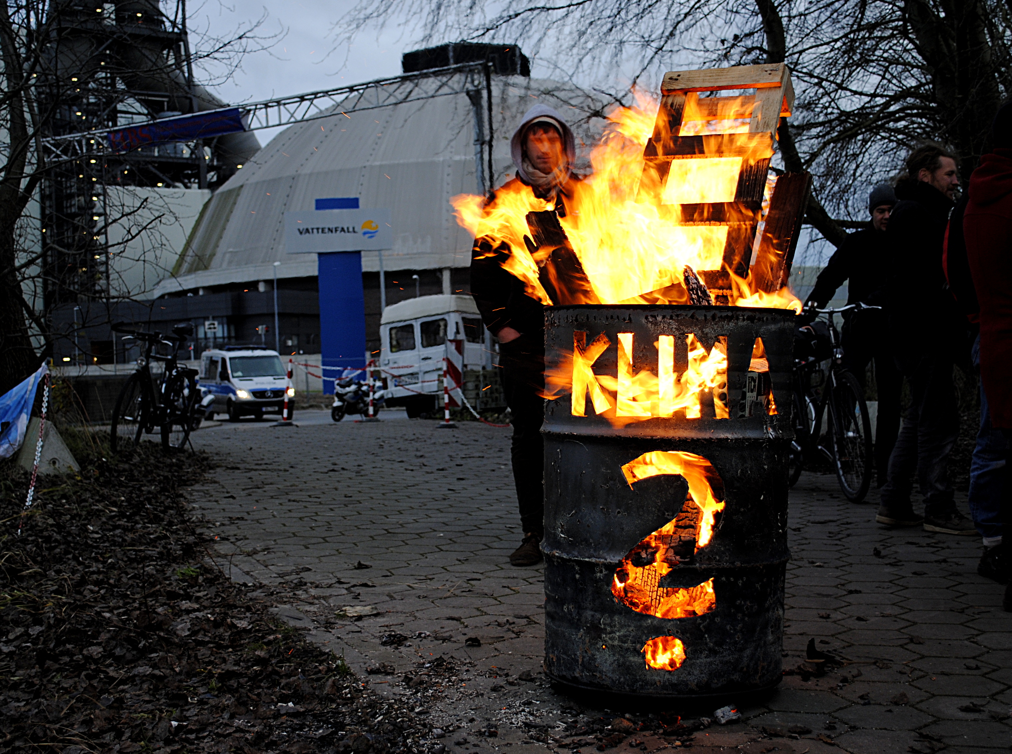 Feuertonne mit Aufschrift "Klima?" vor Vattenfall Gebäude